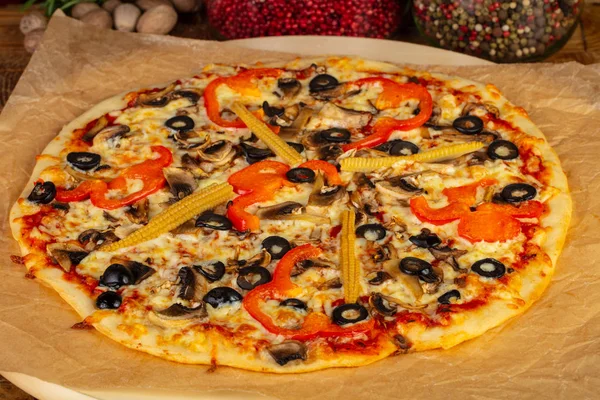 Lezzetli vejetaryen pizza zeytin, biber ve Mısır ile