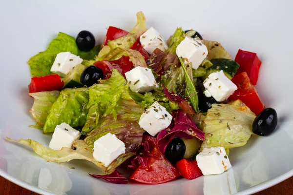 Lezzetli Yunan salatası woth peynir ve zeytin