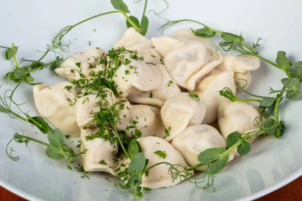 Otlar ile lezzetli haşlanmış Mantı