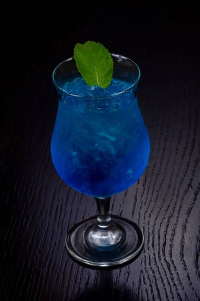 甜蓝色库拉索岛鸡尾酒与薄荷 — 图库照片
