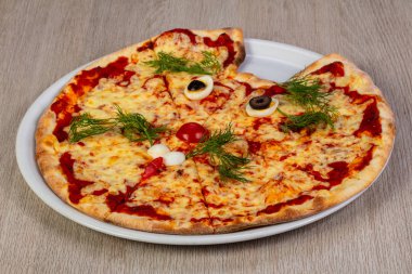 Çocuklar pizza peyniri ve domates ile