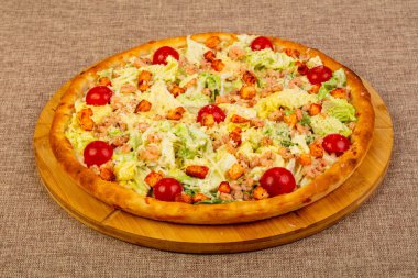 Sezar pizza karides ve salata yaprakları ile