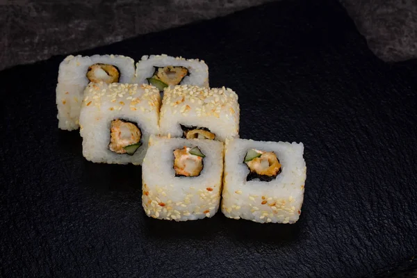 Karides ile Japon geleneksel rulo