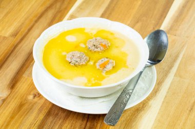 Köfte ve sebze çorbası