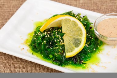 Susam ve sos chukka salatası