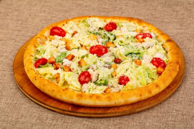 Pizza tavuk ve salata yaprakları ile