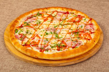 Jambon, peynir ve tavuk pizza