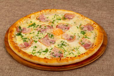 Pizza Carbonara jambon ve yumurta