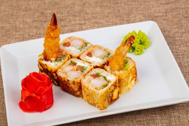 Karides ile Japon geleneksel rulo