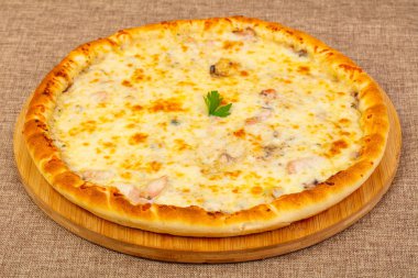 Deniz ürünleri ve peynir pizza