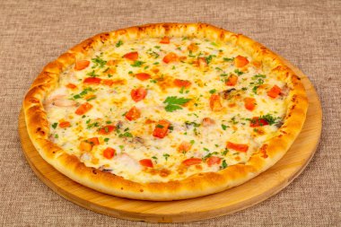 Deniz ürünleri pizza domates ve peynir ile