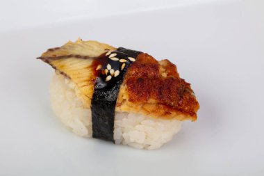 Japon geleneksel soğuk yılan balığı suşi