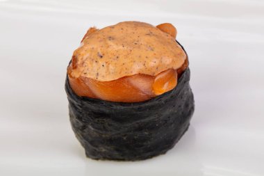 Soslu baharatlı gunkan suşisi.