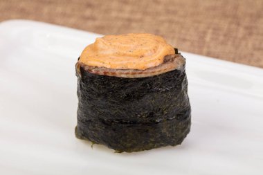 Soslu baharatlı gunkan suşisi.