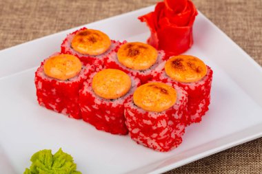 Pişmiş Japon baharatlı sos ile rulo