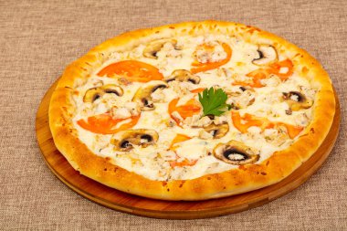 Mantar, peynir ve domates Pizza