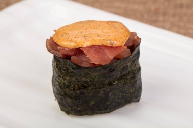 Soslu baharatlı gunkan suşisi.