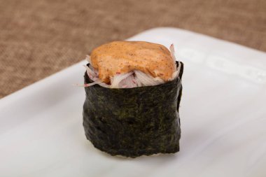 Soslu baharatlı gunkan suşisi.