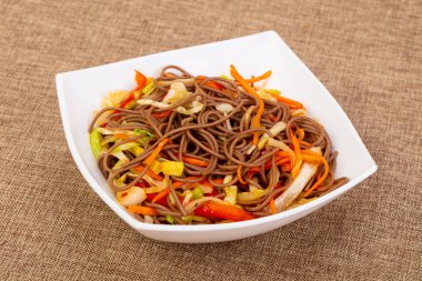 Soba noodle vegeetables ve baharat ile