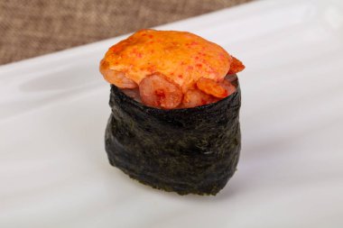 Soslu baharatlı gunkan suşisi.