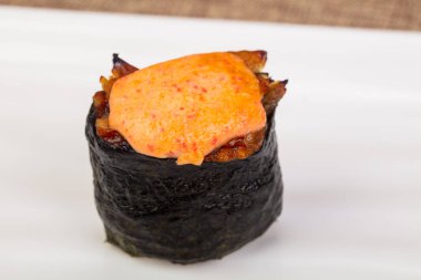 Soslu baharatlı gunkan suşisi.