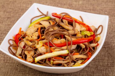 Soba noodle ile domuz eti, vegeetables ve baharatlar