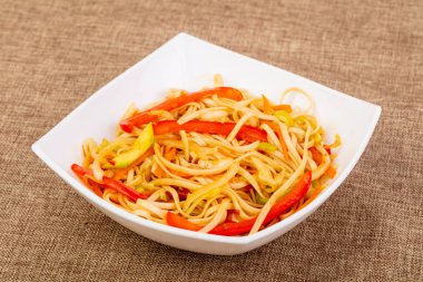 Wook noodle ile sebze ve baharatlar