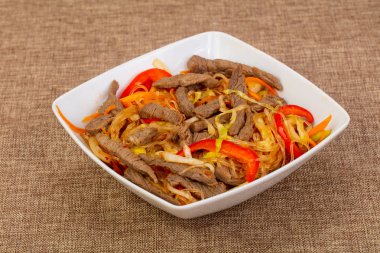 Cam noodle ile sığır eti, sebze ve baharatlar