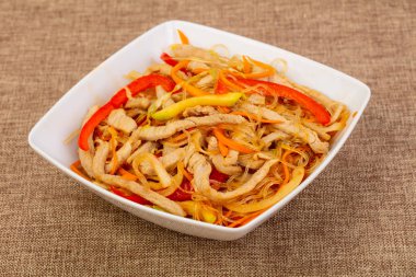 Cam noodle domuz eti ve sebze ile