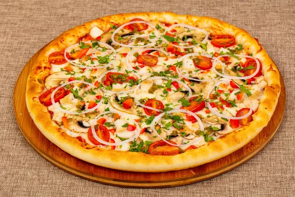 Mantar, peynir ve tavuk pizza