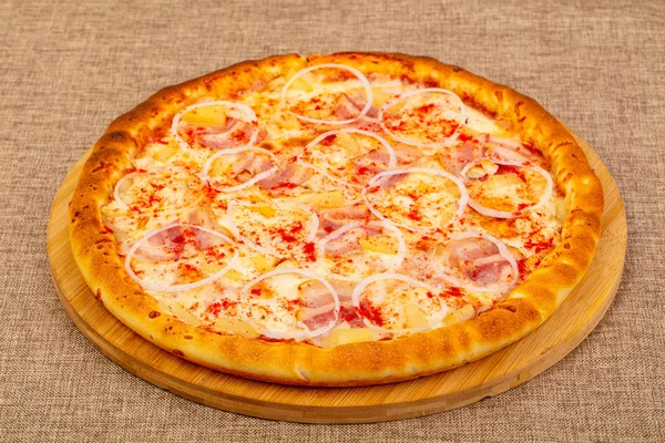 Pizza Boczkiem Ananasem — Zdjęcie stockowe