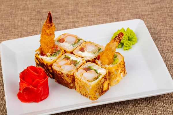 Karides ile Japon geleneksel rulo