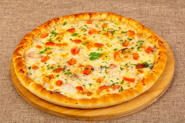 Deniz ürünleri pizza domates ve peynir ile