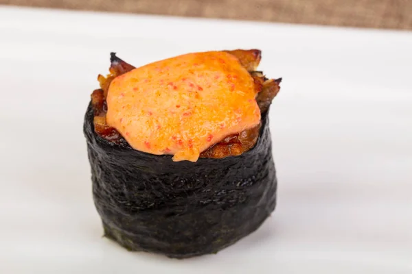 Sushi Gunkan Picante Con Salsa — Foto de Stock