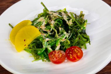 Susam ve sos chukka salatası