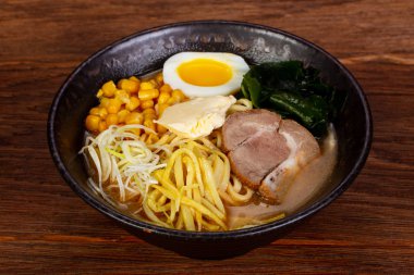 Domuz eti ve yumurta ile Japon Ramen çorbası