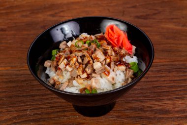 Japon tarzı pirinç domuz eti ile