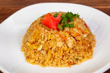 Fry pirinç sebze ve baharatlar ile karıştırın