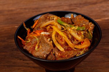 Köri ve sebze ile sığır eti