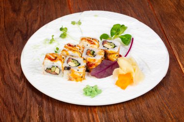 Ton balığı ve yılan balığı ile Japonca soğuk rulo