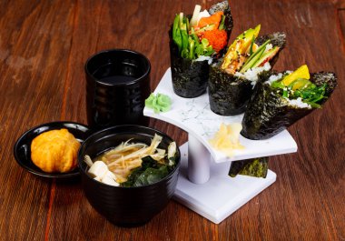 Miso çorbası ve deniz ürünleri ile Japon Temaki ayarla