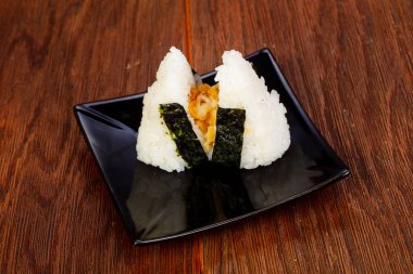 Kalamar ile Japon geleneksel Onigiri