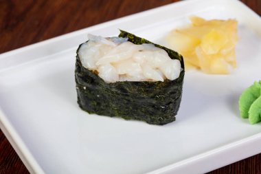 Japon geleneksel gunkan kalamar ile