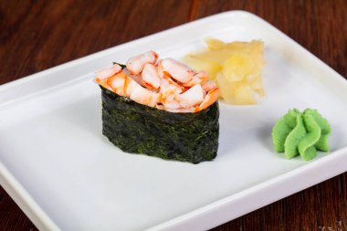 Japon Suşi gunkan karides ile