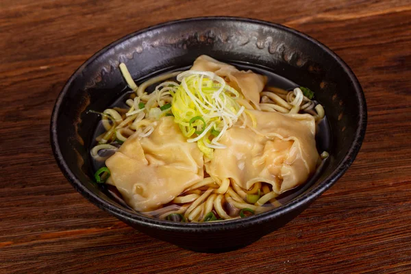 Vietnam geleneksel çorba köfte ve erişte