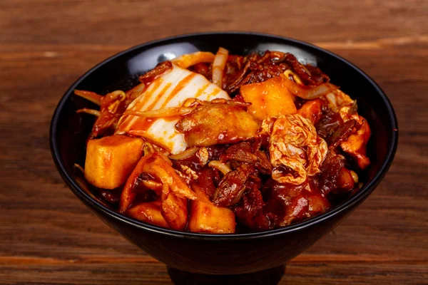 Kimchi sığır eti ve sos ile