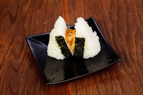 Kalamar ile Japon geleneksel Onigiri