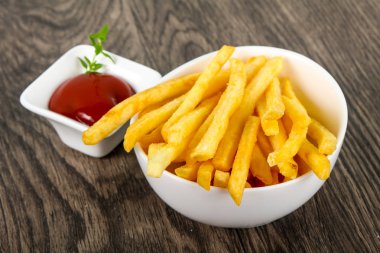 Domates ve ketçaplı patates kızartması.