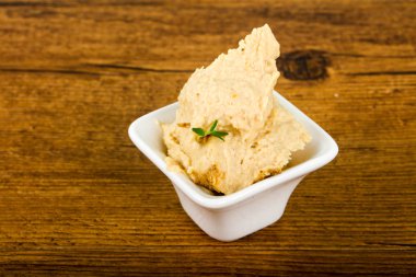 Susam ve kekik yaprakları ile vejetaryen Humus