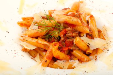 Penne bolognese parmesan peyniri ile